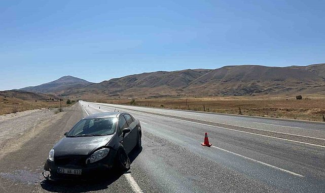 Tekeri patlayan otomobil su kanalına düştü