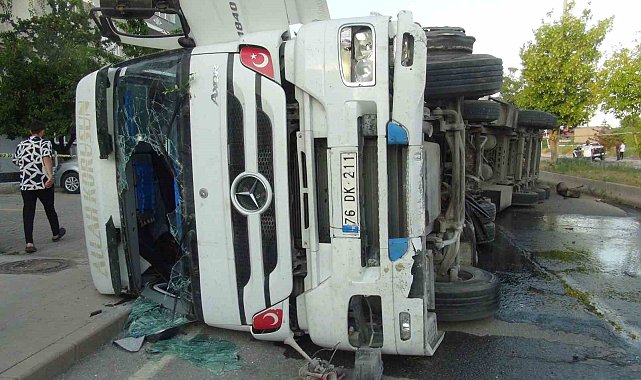 Tekeri patlayan tır devrildi: 1 yaralı