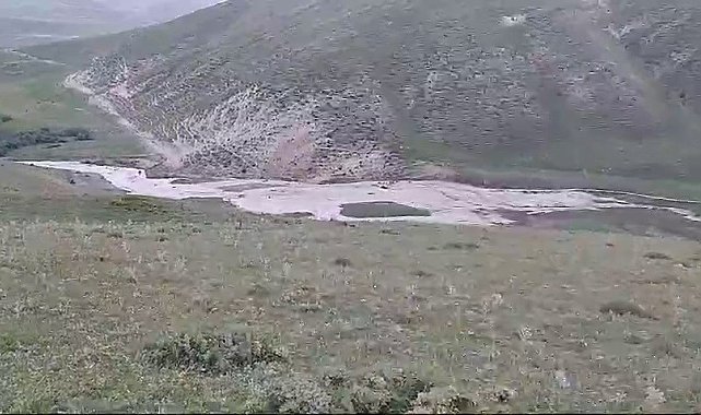 Tekman'da biçilen otlar sel sularına gömüldü
