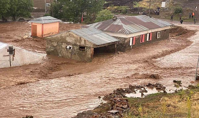 Tekman'da sağanak yağış sele neden oldu