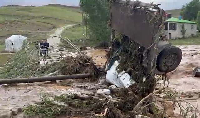 Tekman'da yağmur ve dolu etkili oldu, dereler taştı