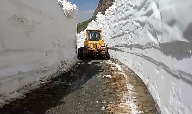 Temmuz ayında 8 metrelik karda yol açma çalışması