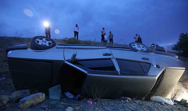 Terasa takılan otomobil onlarca metre yükseklikten düşmekten kurtuldu: 7 yaralı