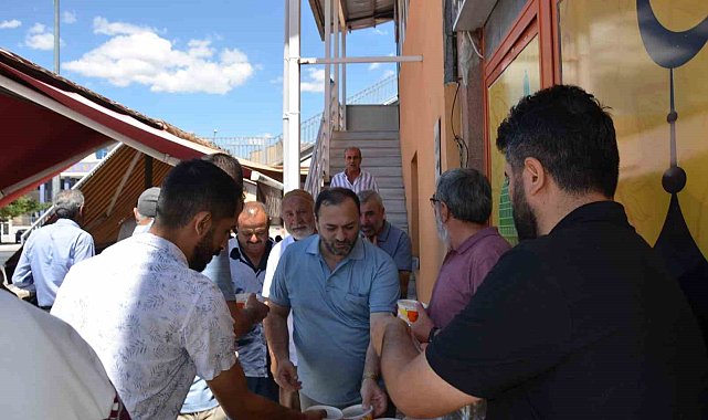 Tercan'da camii cemaatine aşure dağıtıldı