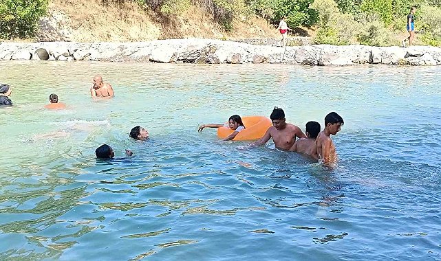 Tunceli'de sıcaktan bunalanlar Tağar Çayı'na akın etti