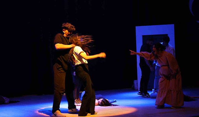 Tiyatro oyununda kadına yönelik şiddete dikkat çekildi