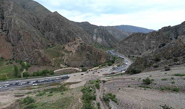 Tortum'da heyelan: Erzurum-Artvin karayolu trafiğe kapandı