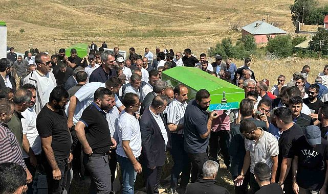 Trafik kazasında hayatını kaybeden karı koca yan yana toprağa verildi