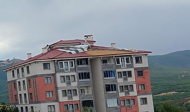 Tunceli'de fırtına çatı uçurdu