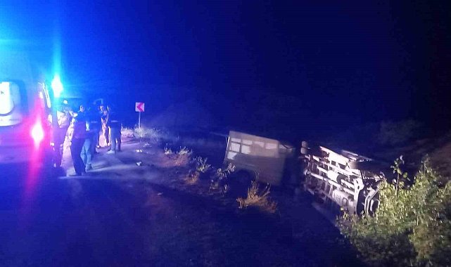 Tunceli'de işçileri taşıyan minibüs devrildi: 12 yaralı