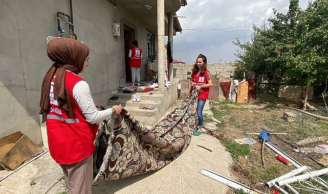 Türk Kızılay Ağrı&#039;da yardım ulaştırdığı yaşlıların evlerini de temizliyor