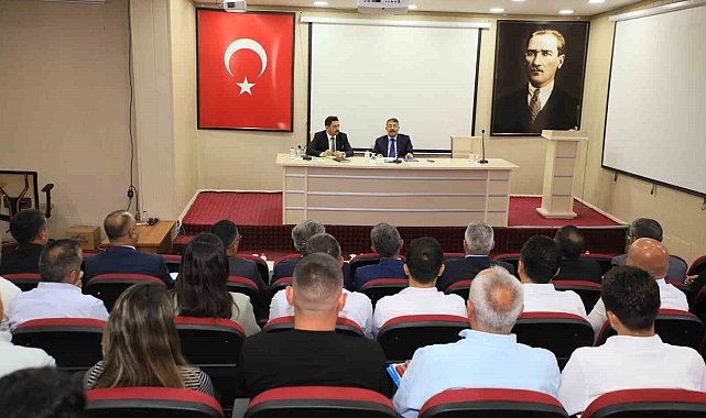 Vali Çelik 6 saat muhtarların sorunlarını dinledi