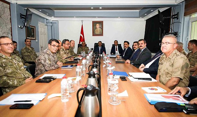 Vali Çelik&#039;ten Irak sınırına çıkarma