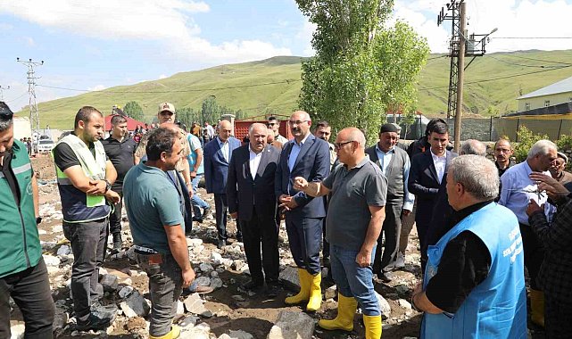 Vali Koç, sel felaketinin yaşandığı köylerde incelemelerde bulundu