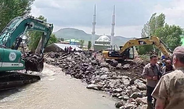Vali Mustafa Çiftçi, Tekman'da sel yaşanan mahallelerde incelemelerde bulundu