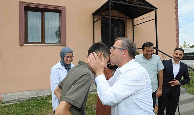Vali Polat, LGS şampiyonunu evinde ziyaret etti