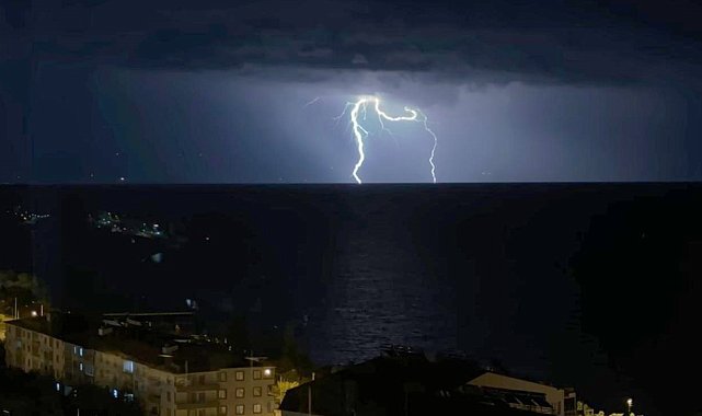 Van Gölü üzerinde çakan şimşeklerden görsel şölen