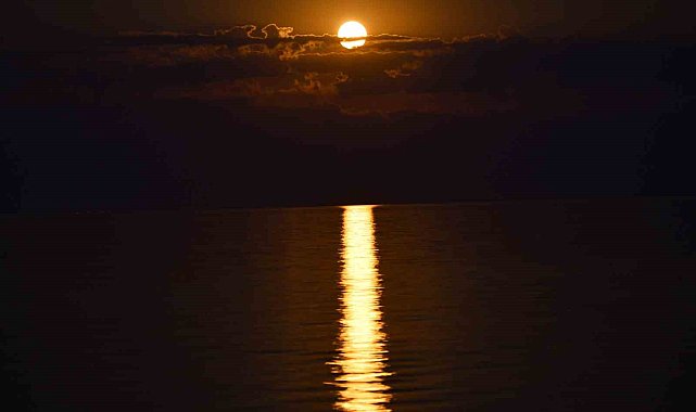 Van Gölü&#039;nde dolunay güzelliği