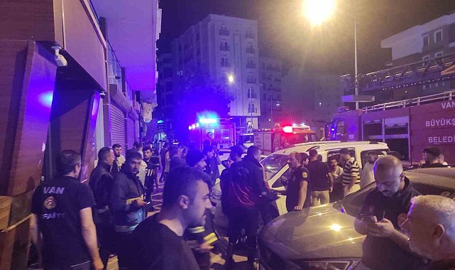 Van'da apartman yangını: 40 kişi dumandan etkilendi