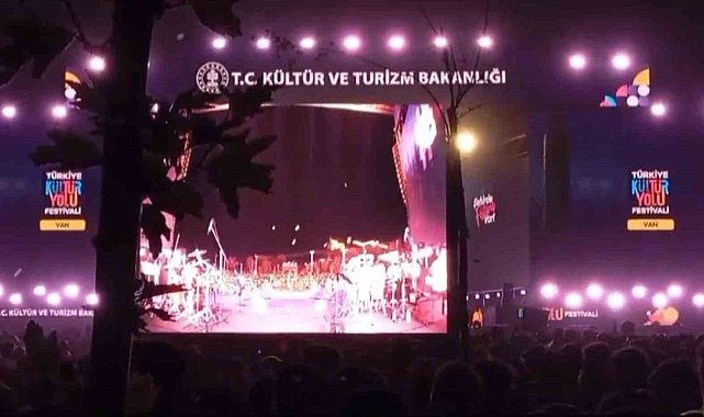 Van'da şarkıcı Bengü'nün konserinde pet şişe fırlatıldı