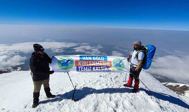 Vanlı dağcılar Türkiye'nin en yüksek dağı olan Ağrı Dağı'na tırmandı
