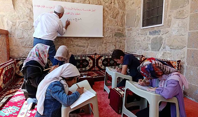 Yaz Kur'an kursunda hat sanatını öğreniyorlar