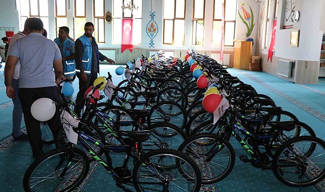 Yetimlerin yüzü bisiklet ile güldü