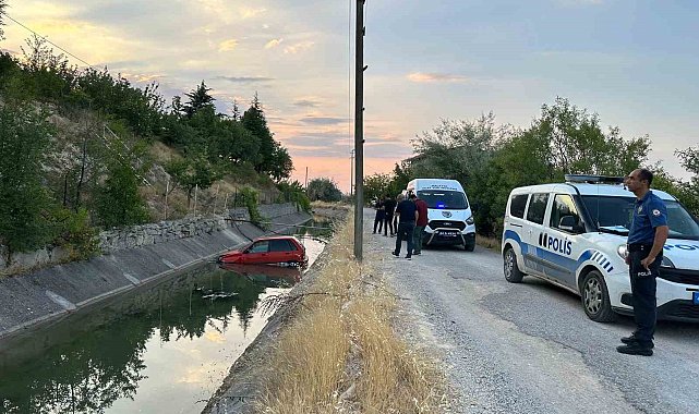 Yol verme kavgası sonrası yaşanan kazada araçlar sulama kanalına uçtu