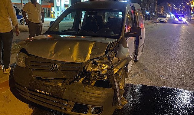 Yüksekova'da 2 araç çarpıştı