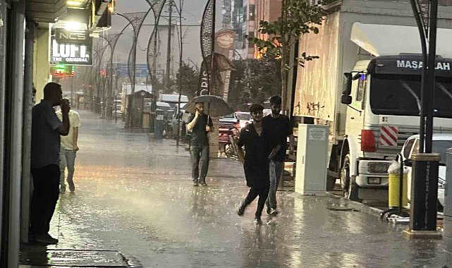 Yüksekova'da bunaltıcı sıcaklardan sonra yağmur sürprizi
