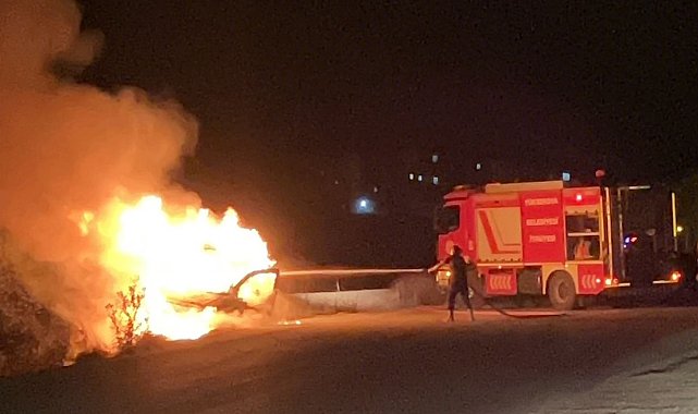 Yüksekova&#039;da ticari araç alev alev yandı