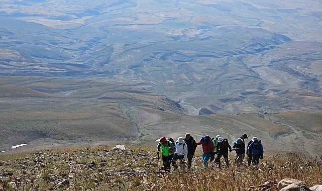 4 bin 58 rakımdaki buzul gölünde yüzme keyfi