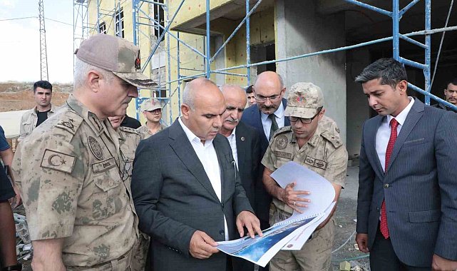 Ağrı Valisi Koç, Hamur'da inşaatları denetledi