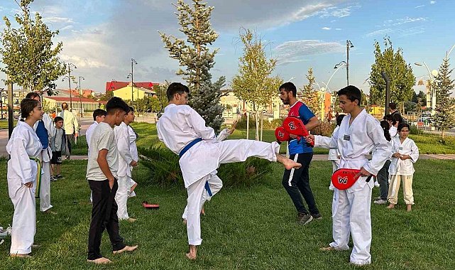 Ağrı'da gençler sosyal medyadan sosyal hayata geçiyor