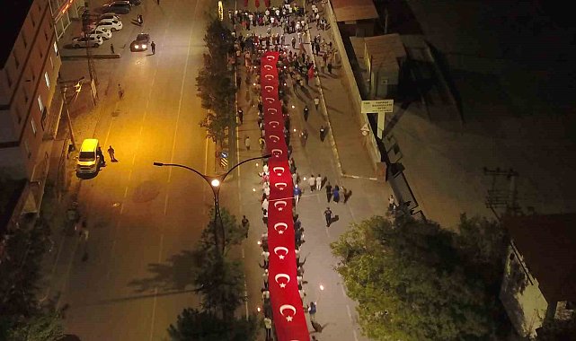 Ahlat'ta Türk bayrağı ve meşalelerle "fener alayı" yürüyüşü yapıldı