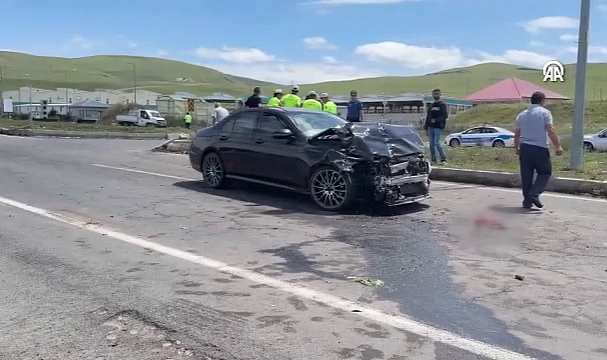 Ardahan'da kamyonet ile otomobilin çarpıştığı kazada 3 kişi yaralandı
