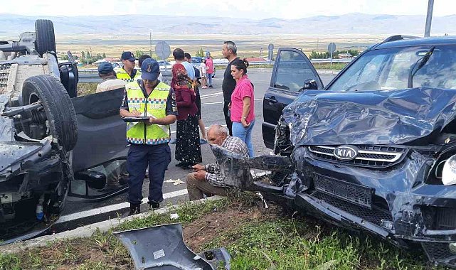 Ardahan'da kamyonet ile otomobil çarpıştı: 7 yaralı