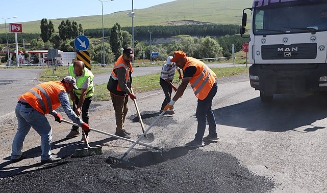 Ardahan'da yol çalışmaları son hız devam ediyor