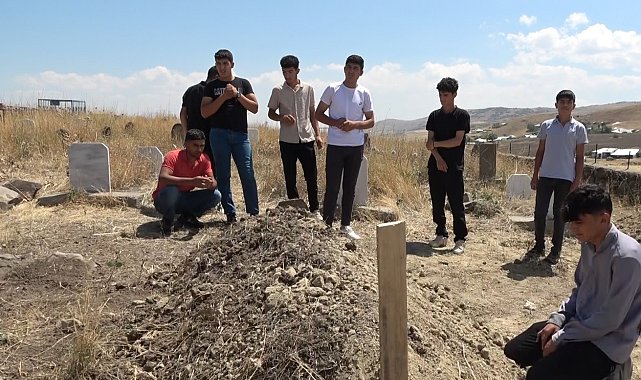 Baraj gölünde boğulan 2'si çocuk 5 kişi yan yana defnedildi