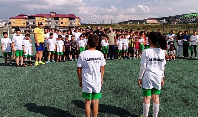 Başkan Kılıç, çocuklara forma hediye etti