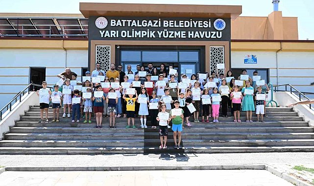 Battalgazi Belediyesi'nin "Yüzme Bilmeyen Kalmasın" projesiyle 110 çocuk yüzmeyi öğrendi