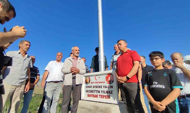 Bayrak adam, Şehit öğretmenler anısına 14 metrelik bayrak dikti