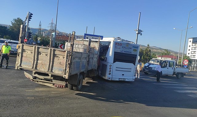 Bingöl'de kamyon ile halk otobüsü çarpıştı: 6 yaralı
