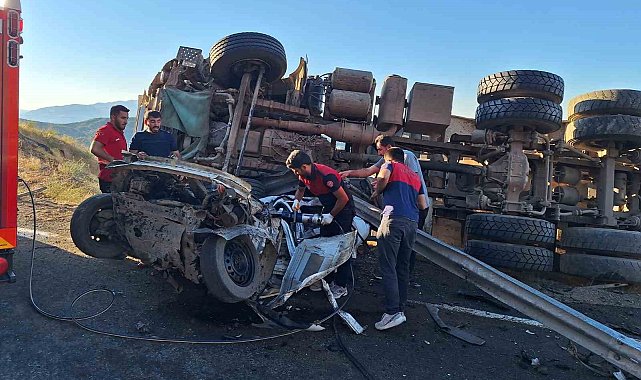 Bingöl'de kamyon ve otomobil çarpıştı: 3 yaralı