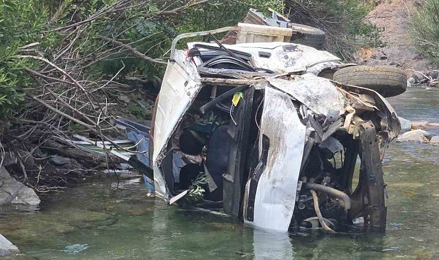 Bingöl'de pikap şarampole yuvarlandı: 2 ölü, 1 yaralı