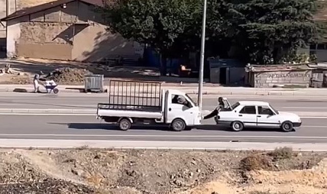 Yolda kalan aracı ayaklarıyla itti