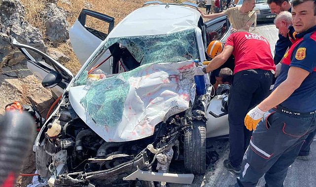 Bitlis'te otomobille tır çarpıştı: 4 yaralı