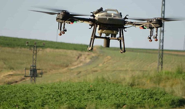 Bitlis'teki çiftçiler tasarruf için ilaçlamayı dronla yapıyor