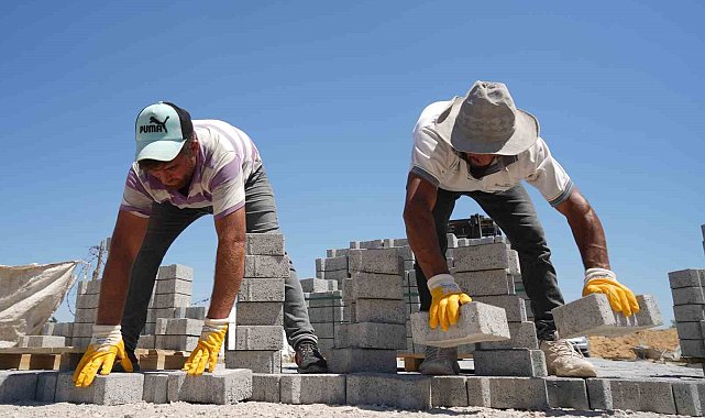 Çamurlu ve tozlu yollar kilitli parke taşı ile döşeniyor