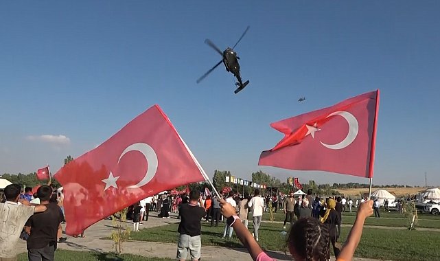 Çelik Kanatların gösterisi nefes kesti